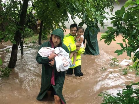 安徽庐江部分村镇被洪水围困 救援人员运送生活物资_新浪图片
