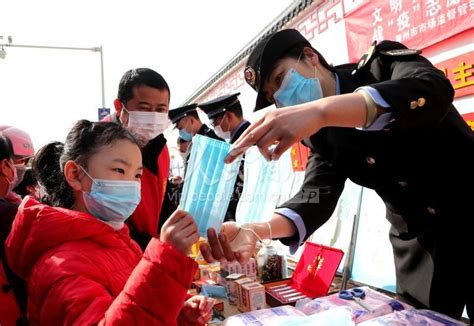 安徽滁州：疫情防护用品真假识别宣传进社区-人民图片网