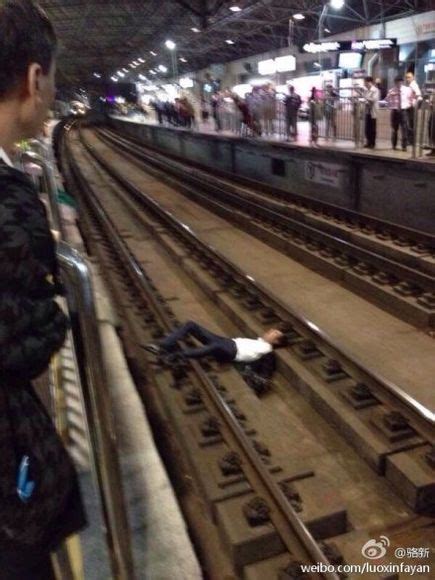 上海地铁4号线一名男子躺轨 随后爬起自行离开--上海频道--人民网