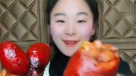 小姐姐吃爆辣八爪鱼，嘴被辣的通红_腾讯视频