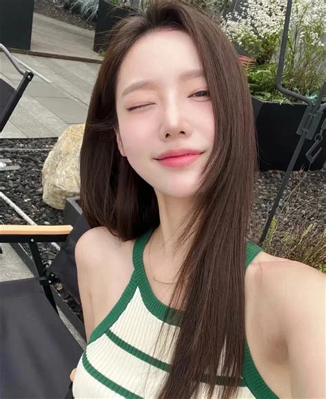 甜美女生头像棕发色黑