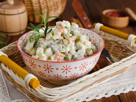 新年传统的俄罗斯沙拉米莫萨配有罐头鱼土豆奶酪高清图片下载-正版图片506318245-摄图网