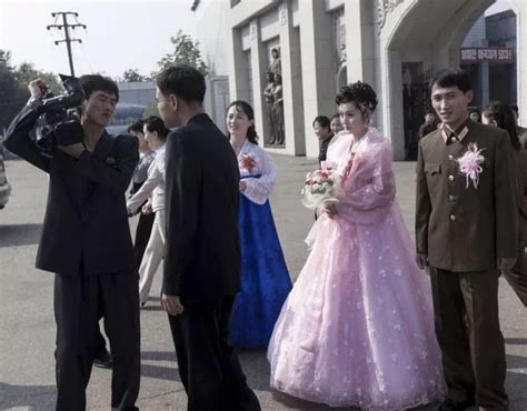 朝鲜新婚夫妇瞻仰金日成铜像以示喜庆(图)|朝鲜|结婚|瞻仰金日成铜像_新浪新闻