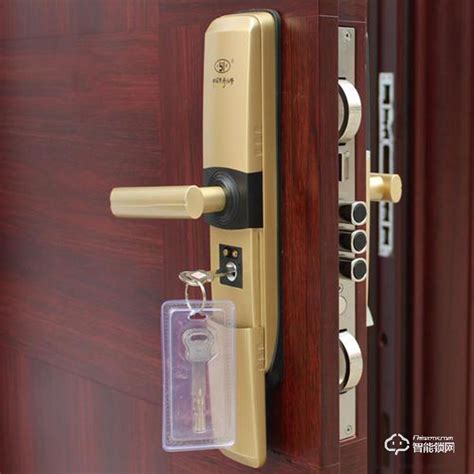 盼盼丨防盗门门锁的安装方法及智能锁的硬件优势！_新浪家居