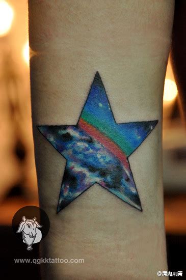 漂亮精美的彩色五角星星空纹身图案