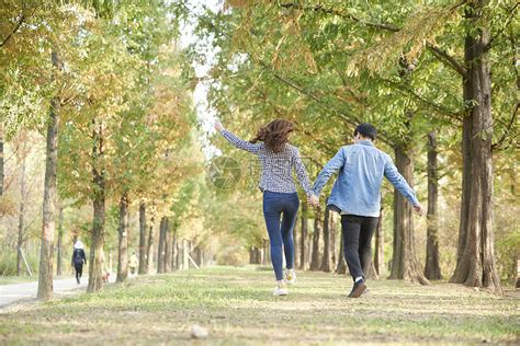 公园里散步约会的情侣背影高清图片下载-正版图片502150858-摄图网