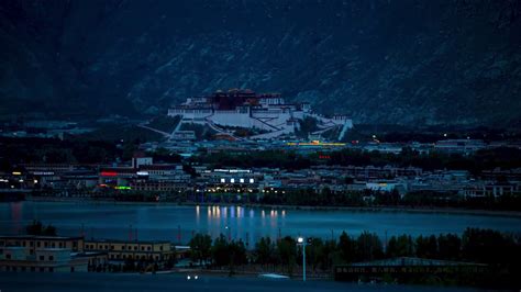 西藏拉萨南山公园布达拉宫亮灯倒影延时视频素材_ID:VCG2218546077-VCG.COM