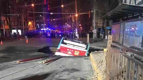 青海西宁一辆公交车掉入塌陷路面 已致9人遇难_凤凰网