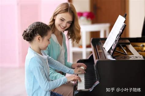 钢琴老师在指导女孩练琴高清图片下载-正版图片502065892-摄图网