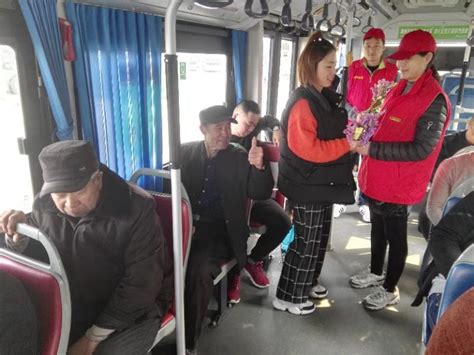 老人在公交车上，强行让姑娘让座，姑娘站起来后老人傻眼了|公交车_新浪新闻