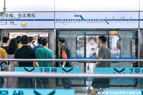 武汉地铁假期人潮拥挤 小孩垃圾桶上小便_手机凤凰网