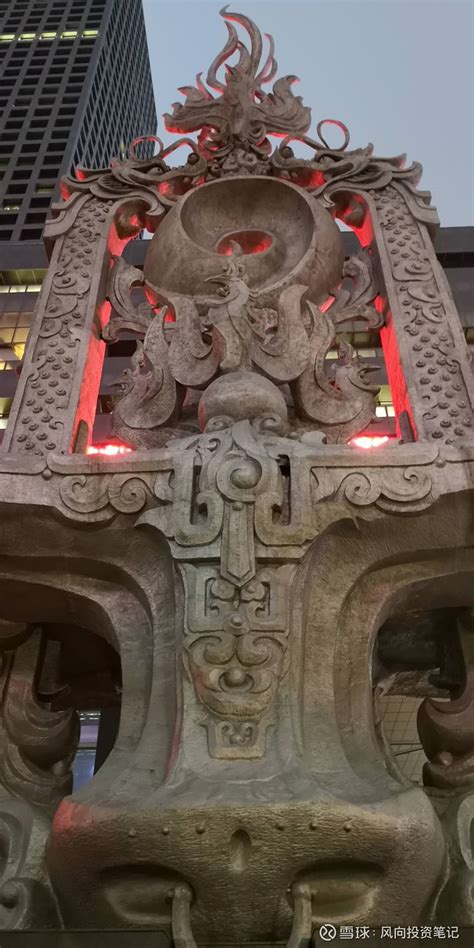神奇红火的白铜雕塑《龙盈乾坤》 周五傍晚的时候，路过深交所，瞻仰了一下神奇的雕塑，《龙盈乾坤》，背后有红色发光滚动屏播放各家上市公司的名字和 ...
