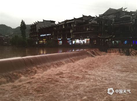 大暴雨袭击湖南凤凰 沱江水位暴涨古城被淹-图片频道