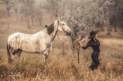 欧美女人与马摄影高清图片 - 爱图网
