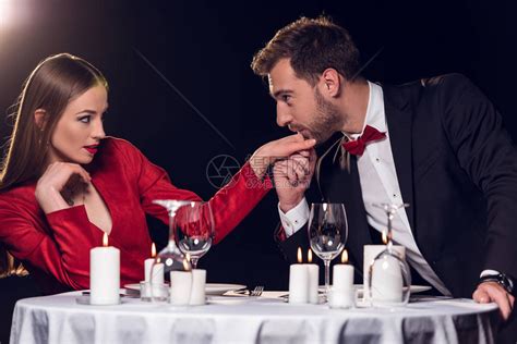 男人亲吻他女朋友的手在餐厅浪漫高清图片下载-正版图片503379774-摄图网