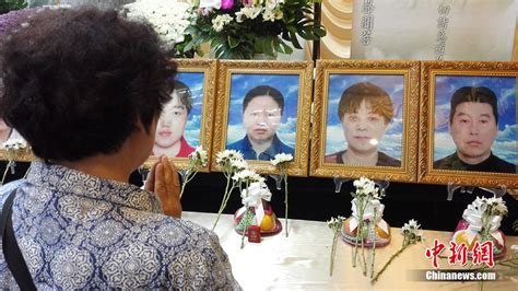 台湾“7·19”事故罹难者家属到灵堂吊唁