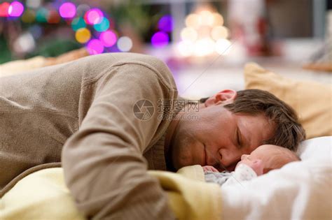 中年父亲在圣诞节睡在他刚出生的小女儿附近年轻的爸在家里抱着女婴快乐的父母高清图片下载-正版图片507426120-摄图网