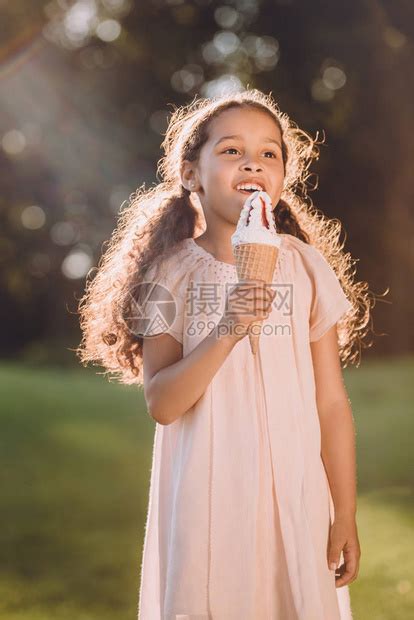 吃冰激凌的小女孩高清图片下载-正版图片502701335-摄图网
