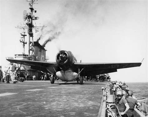 二战时期日本“神风”特攻队自杀机撞击军舰 - 派谷照片修复翻新上色