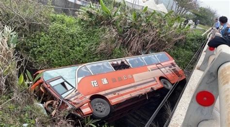 台湾花莲发生对撞车祸 客车从3层楼高的桥上坠落有乘客被抛出车外-EHS 动态-环境健康安全网