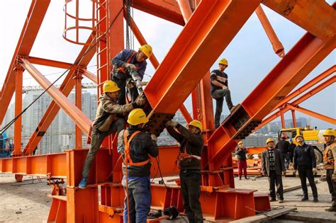 实拍万州长江三桥施工现场，工人骑钢梁不惧高空作业，称习惯了！