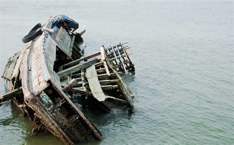 英国大型货轮撞上堤坝侧翻 船身发生45°倾斜-嵊州新闻网