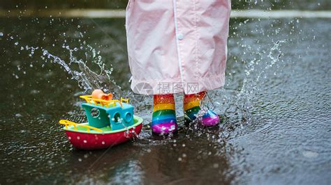 下雨天穿雨鞋的小朋友玩水高清图片下载-正版图片500634155-摄图网