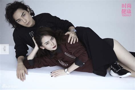 戚薇和李承铉合体拍杂志封面，两人穿同款有如双胞胎，超有夫妻相