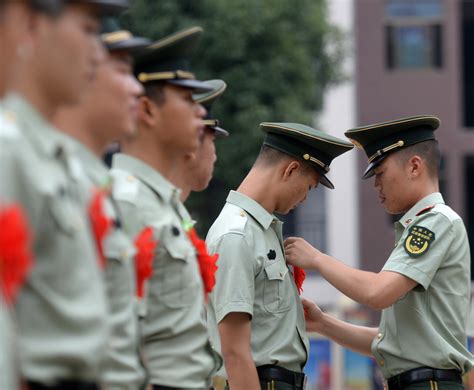 退伍季：老兵们挥泪告别军营 即将奔赴新的战场-新闻中心-荆州新闻网