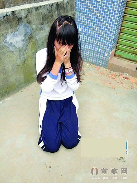 女生晒殴打同学照 向被打下跪女孩头发倒牛奶_首页社会_新闻中心_长江网_cjn.cn