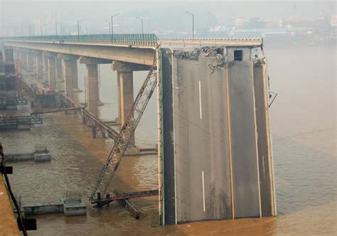 广东九江大桥200米桥面被撞垮塌（组图）_建设工程教育网