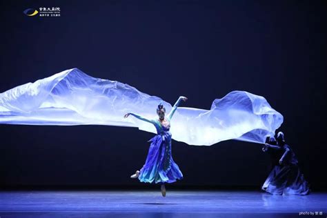 汇演 _ 聚焦中国上海国际艺术节 | 中央芭蕾舞团舞剧《敦煌》用舞蹈演绎飞天壁画和“敦煌人”的坚守