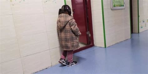 4岁女孩教室门口“罚站”？！背后故事让人心疼_今日镇江