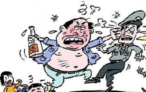 酒精中毒、酒精成瘾和人的观念-男性酗酒者晚上用智能手机喝啤酒和抽烟。高清摄影大图-千库网