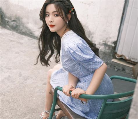 贵气穿搭甜美女生头像