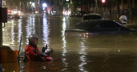 韩媒：韩国首都圈暴雨已致8人死亡，尹锡悦召开防汛工作紧急会议