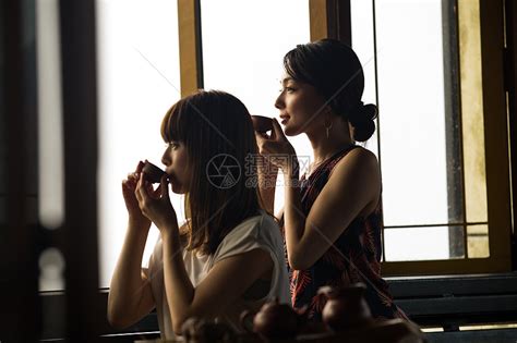女人在茶馆窗台边喝茶高清图片下载-正版图片502057329-摄图网