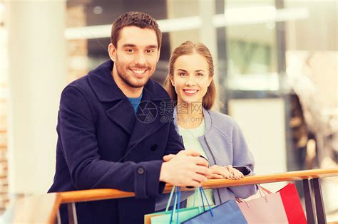 销售,消费主义人们的快乐的轻夫妇带着购物袋商场高清图片下载-正版图片300569836-摄图网