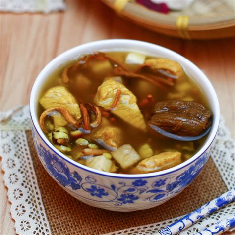 广东靓汤--玉米红萝卜猪骨汤的做法_菜谱_豆果美食