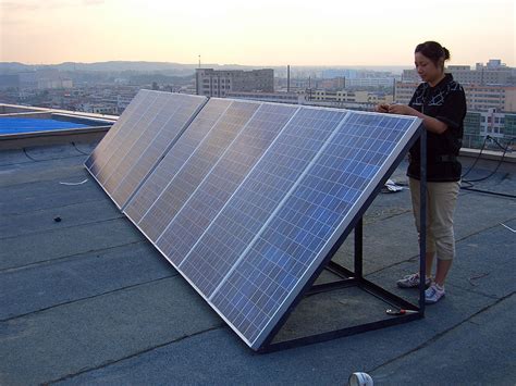 2006年陕西榆林市政府太阳能备用电源安装现场 - 成都市新奇特科技有限责任公司