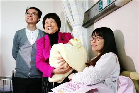中国首例试管婴儿升级当爹：妻子自然生育_新闻频道_中国青年网
