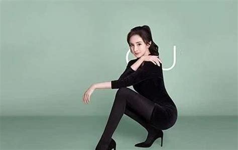 杨幂最新丝袜广告大片，穿黑丝袜蹲在地上拍照，尽显完美身材曲线