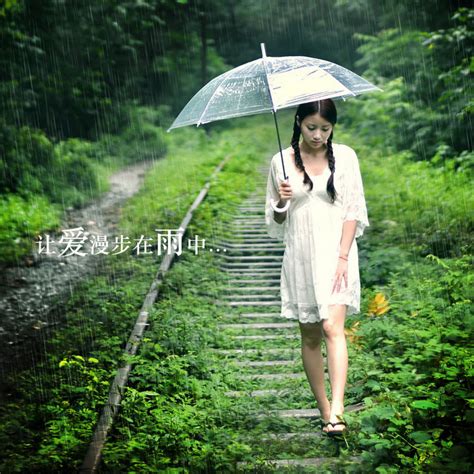 雨中女郎图片