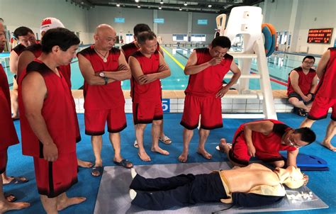 游泳馆举行水上安全救援救护综合演练