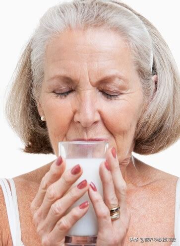 老年人喝牛奶高清图片下载-正版图片501066160-摄图网