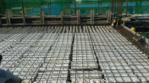 一种采用空心模板的混凝土楼板及其快速施工方法与流程