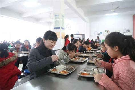 凉亭河小学：让教师陪餐制成为新常态 -罗田教育信息网