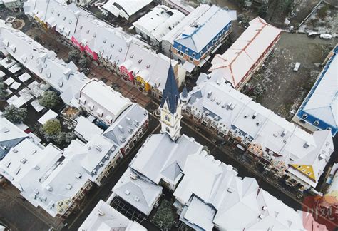 有白雪皑的屋顶和院子的垂直住宅高清图片下载-正版图片503831640-摄图网
