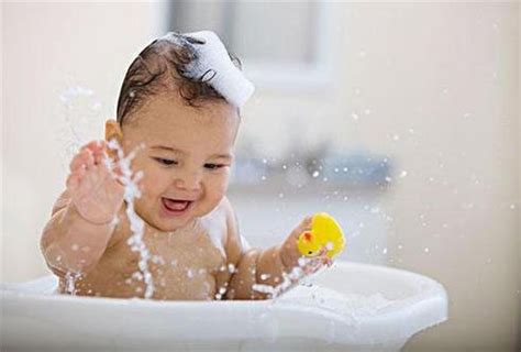 天冷给宝宝洗澡吗？冬天天冷给宝宝洗澡的正确方法和技巧-生活百科-聚餐网