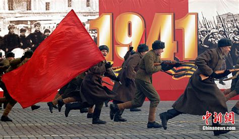 俄再现1941年卫国战争艰难阶段红场阅兵[图]-新闻中心-南海网